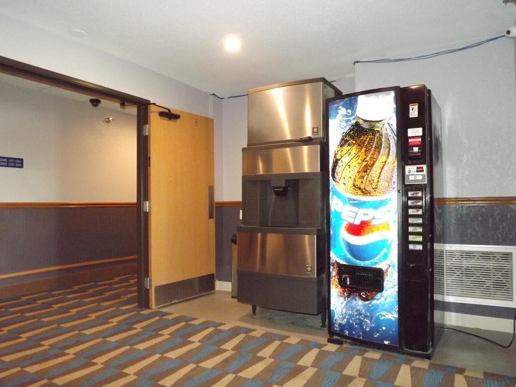 Microtel Inn And Suites - Еймс Екстер'єр фото